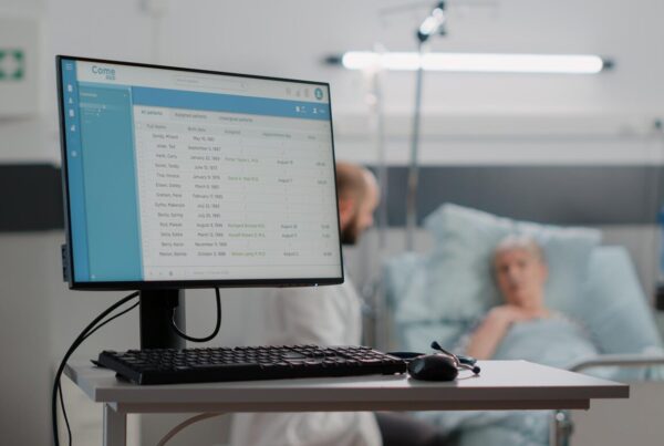 Sistem informasi kesehatan sebagai solusi komprehensif untuk mengelola data kesehatan secara efisien, aman, dan terintegrasi.